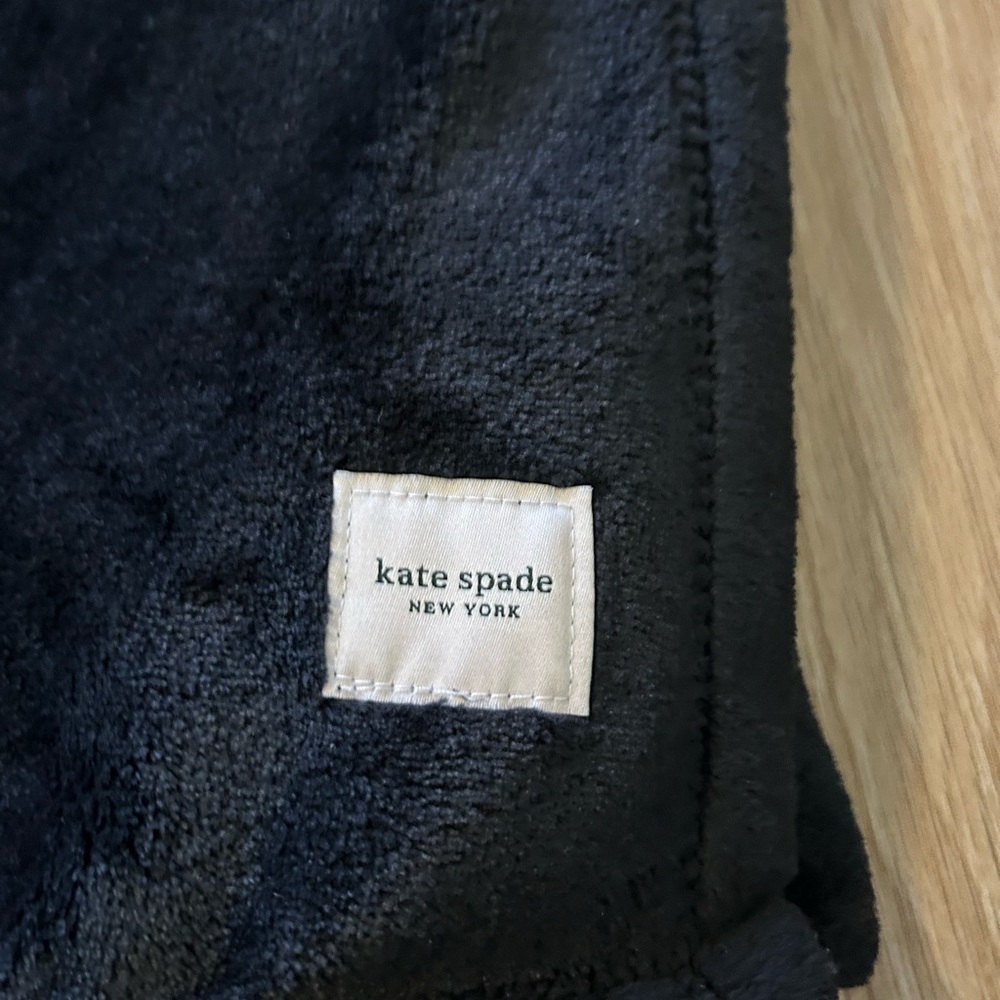 kate spade black plush throw with logo patch - Picture 2 of 3